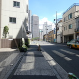 IXOSビル 前面道路