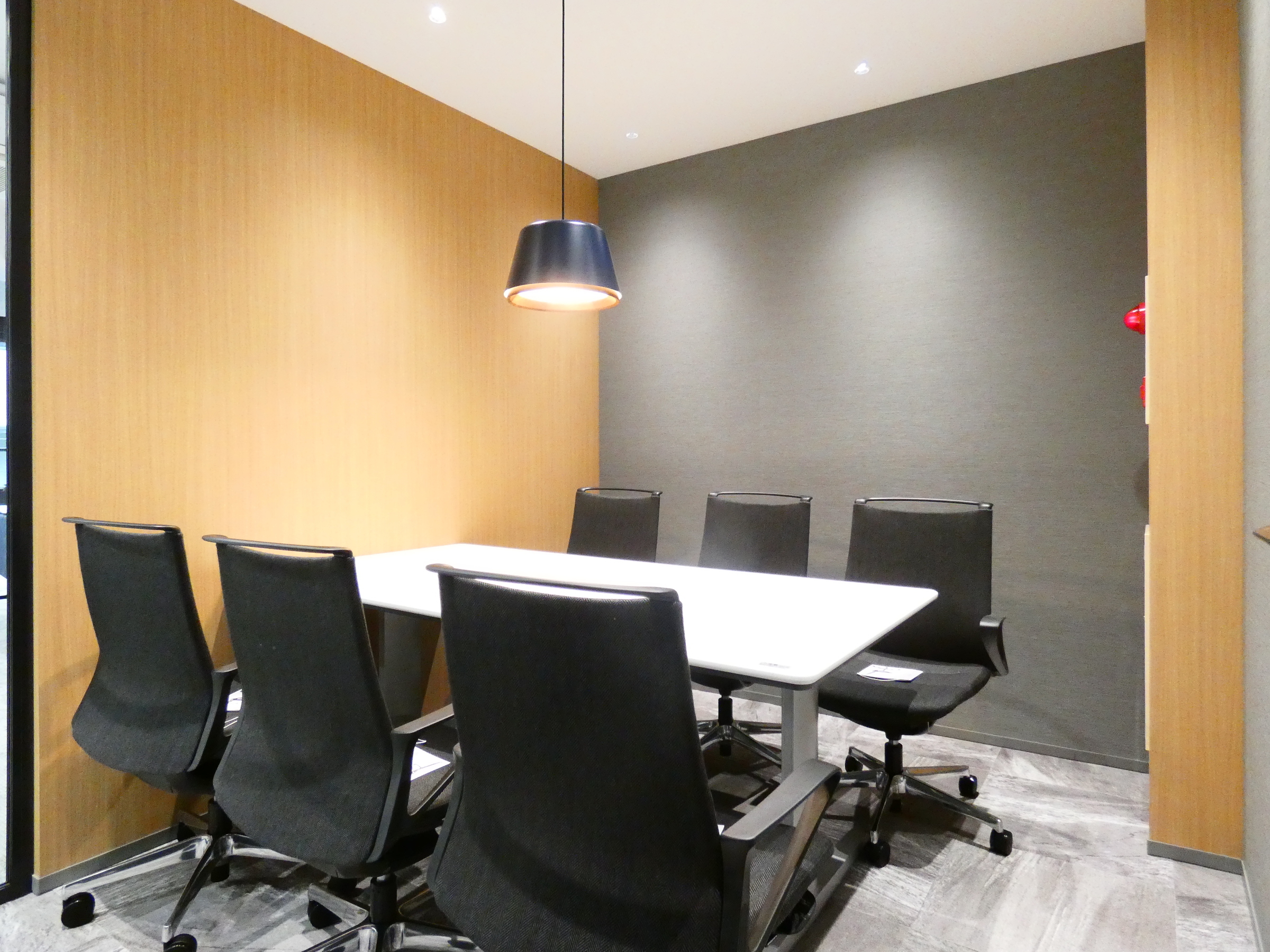 <p>会議室も作りました。（8階はなし）	</p>