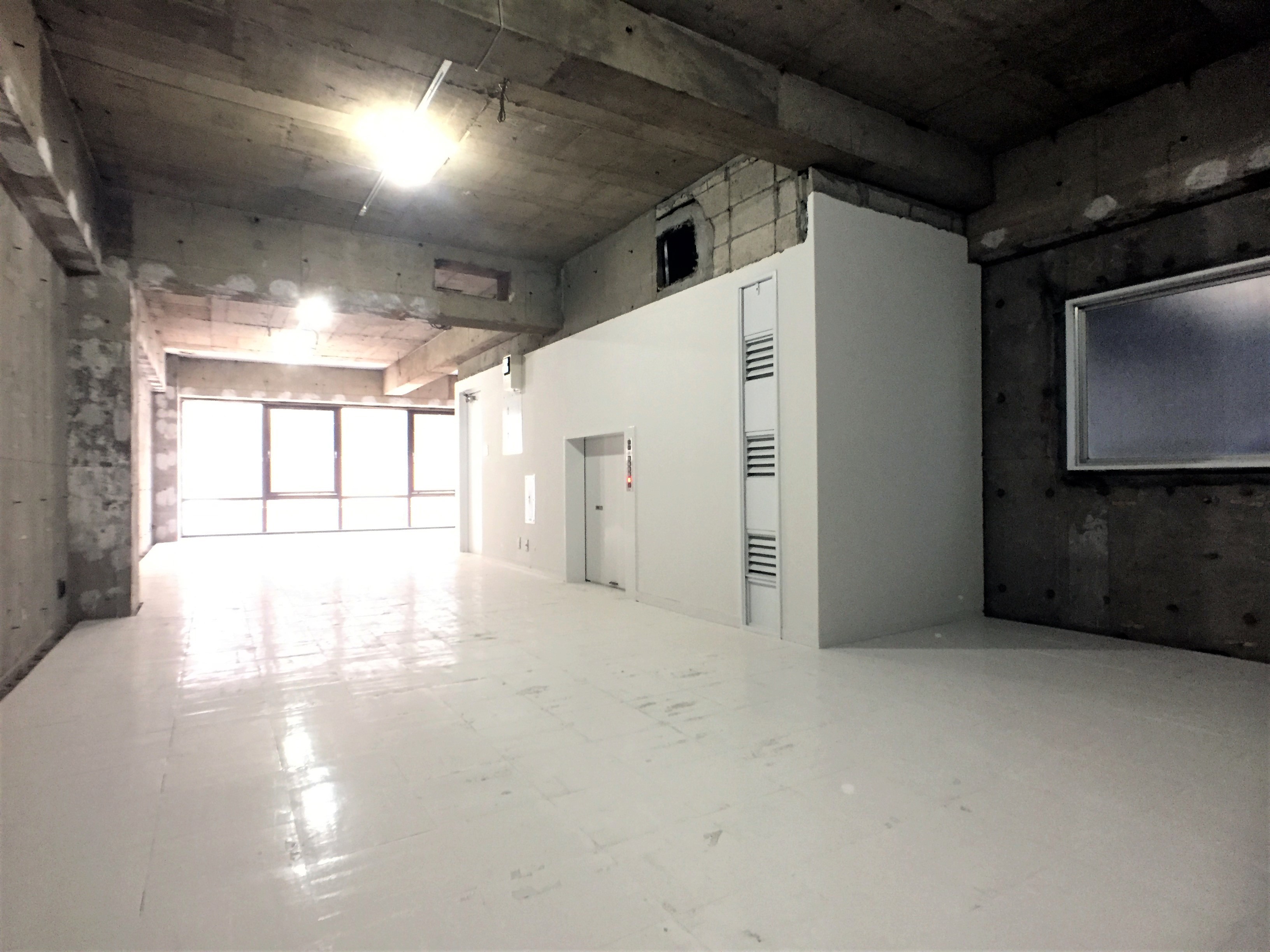 <p>反対から撮影しました。奥側にも窓は２か所あるので最低限の採光と風通しは確保できそうです。</p>