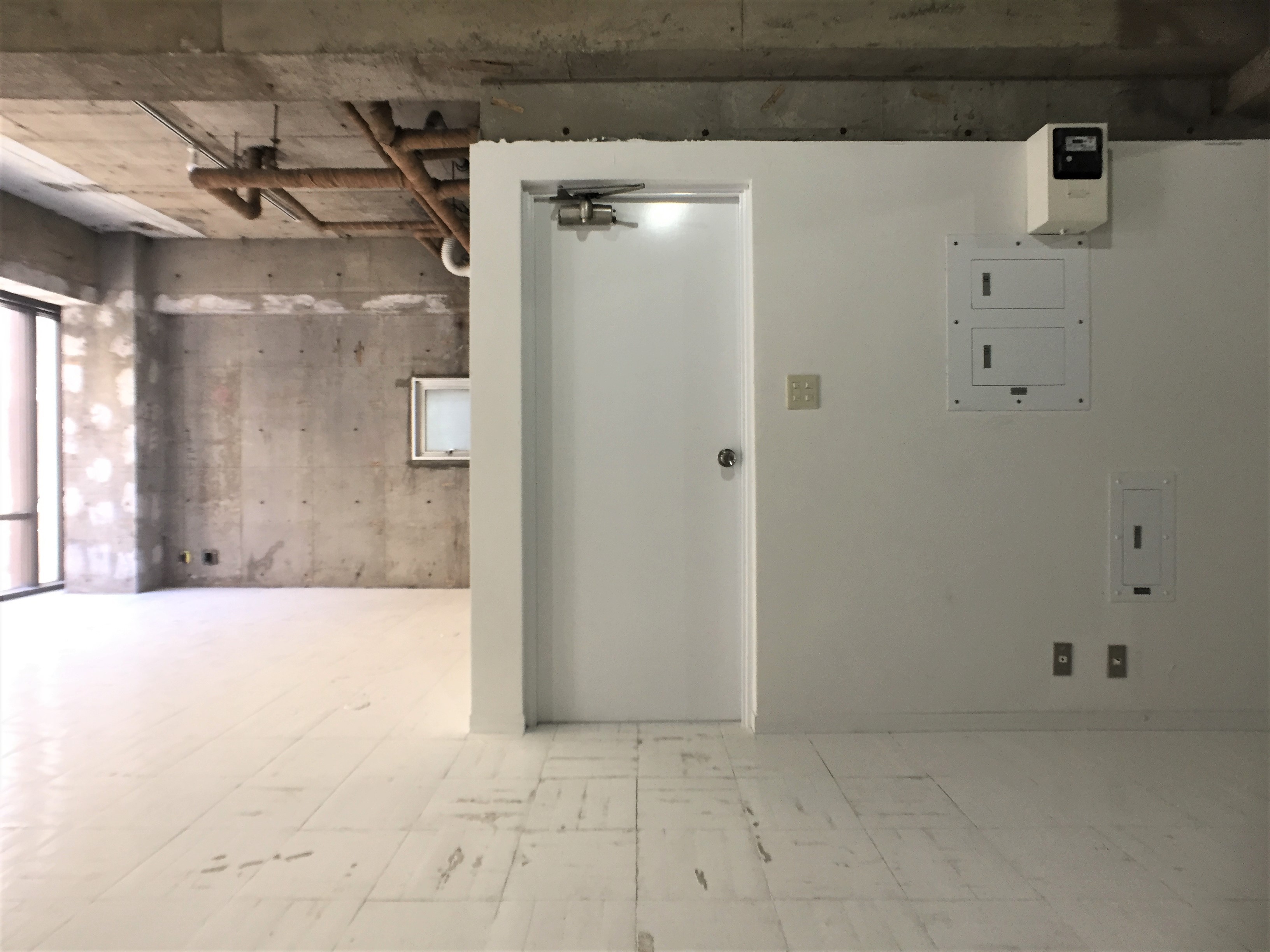 <p>こちらが入口です。ドアを開けてすぐ部屋なので受付などを別途造作する必要があるかもしれません。</p>