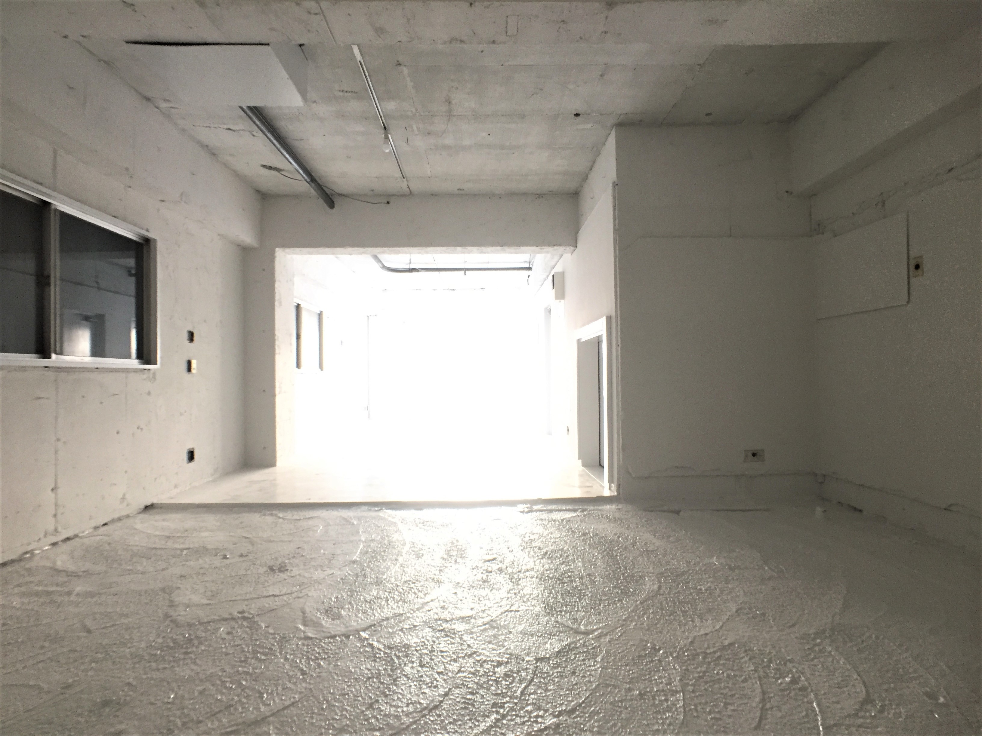 <p>奥側は小窓が一箇所です。</p>