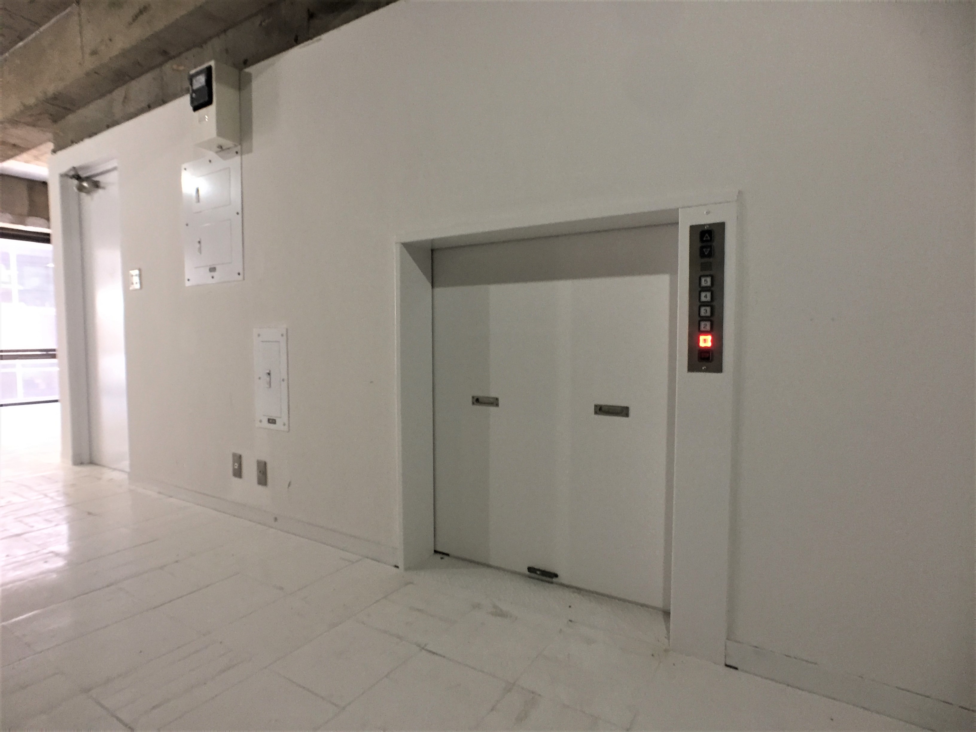 <p>残念ながらこちらのエレベーターは1～3階のテナント様用ですのでご利用できません。</p>