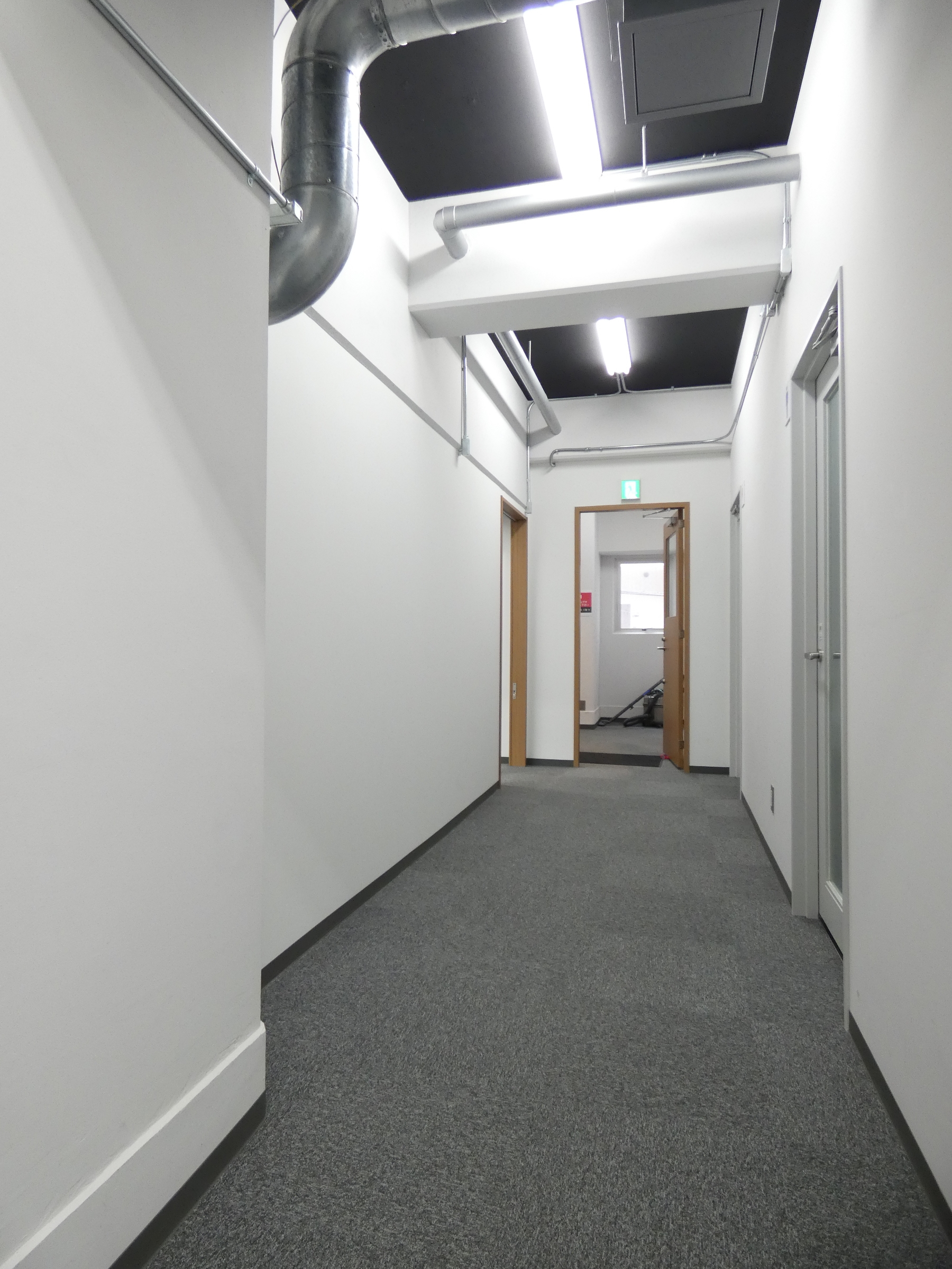 <p>エントランスから撮影した内廊下です。</p>