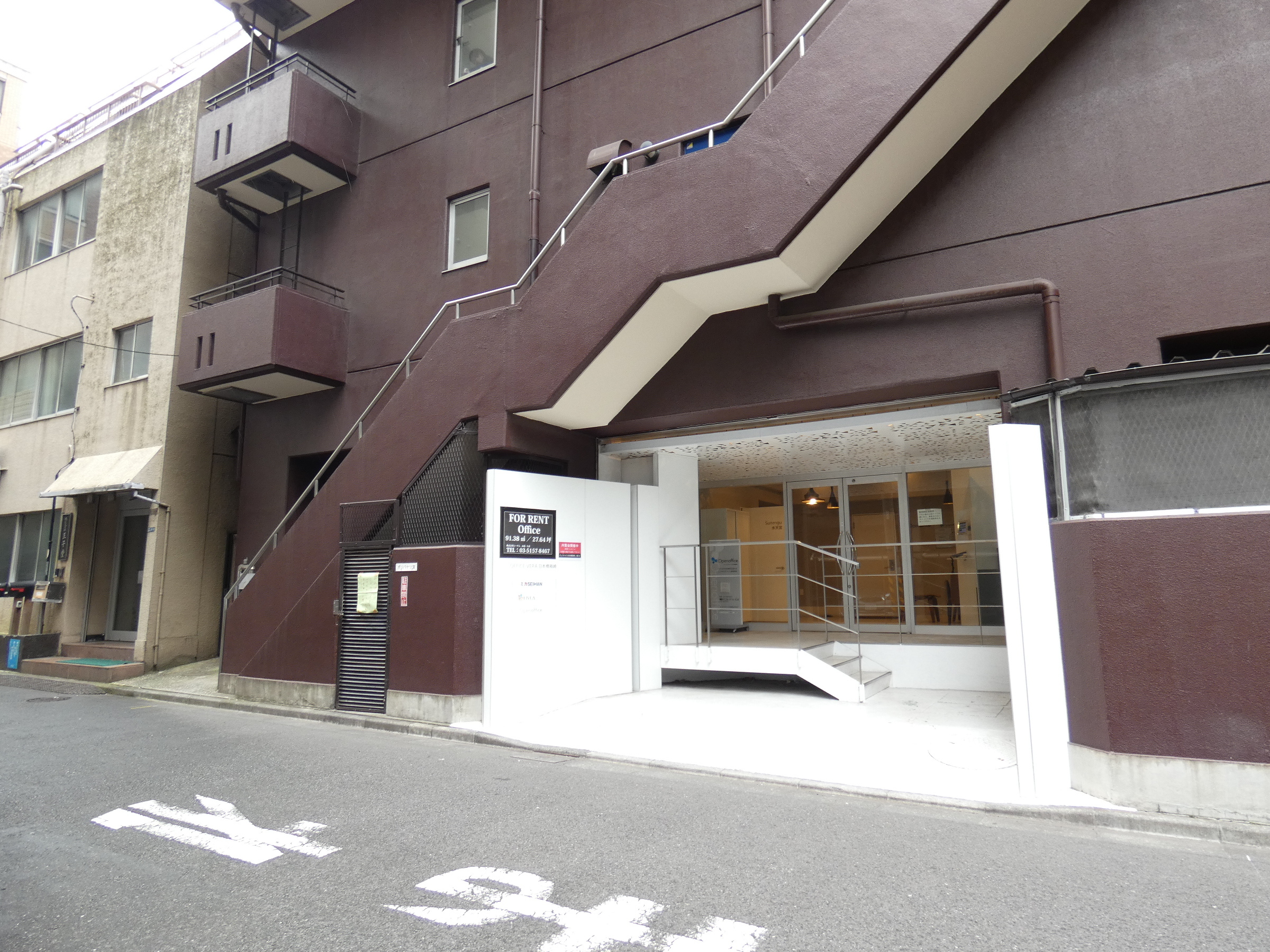 <p>遠巻きにみたエントランス、茶と白のコントラストが素敵ですね。</p>