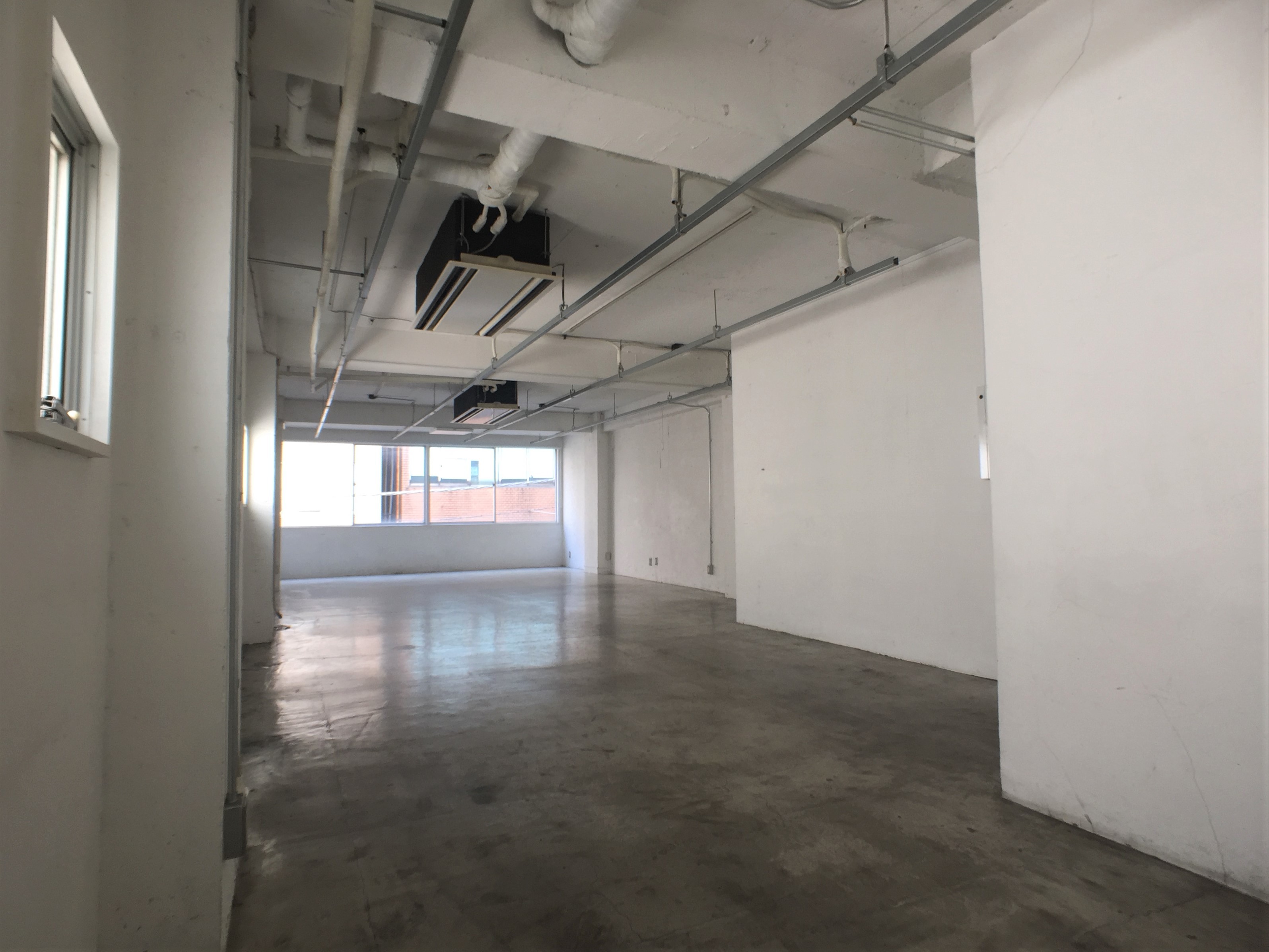 <p>全てむき出しの空間</p><p>床は便利なOAフロアではなく、モルタル仕上げで</p>