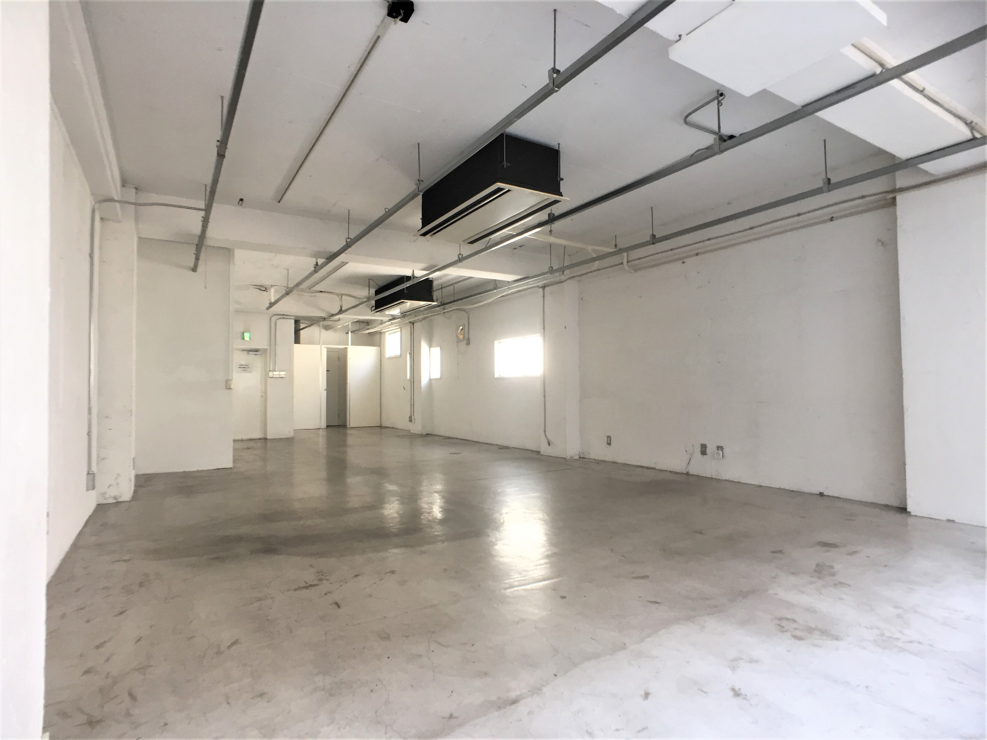 <p>反対からの内装写真、どこから見てもかっこよいです。</p><p>2面採光なので光も程よく入り、電気をつけていなくてもこの明るさでした。</p>