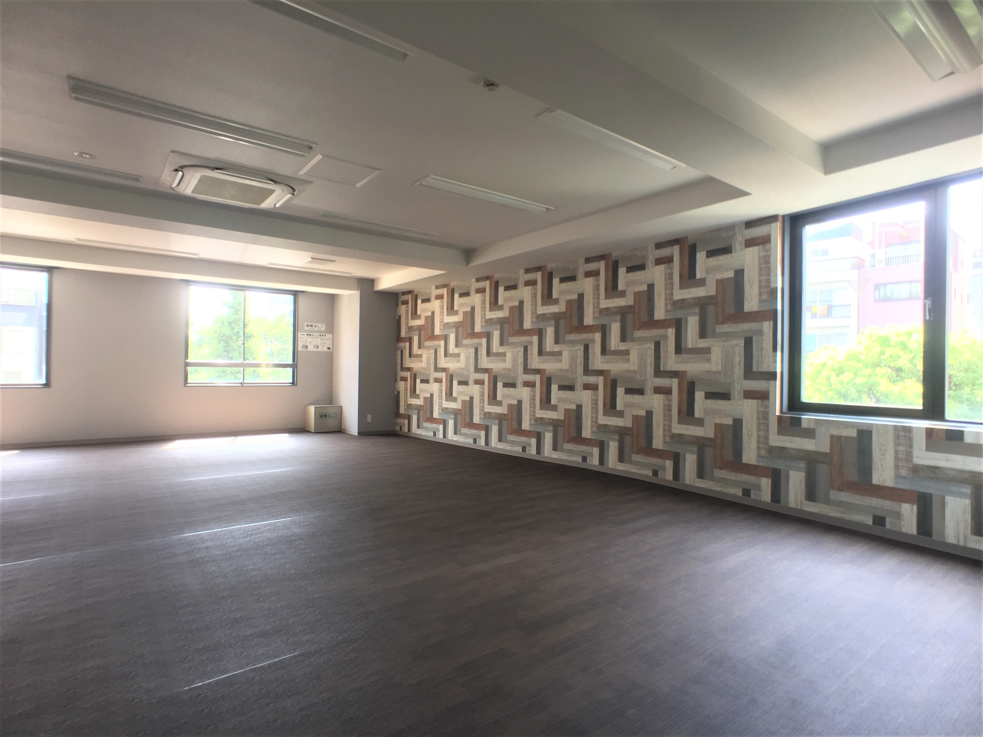 <p>幾何学模様のアクセントクロスが特徴的な17.45坪のお部屋です</p>