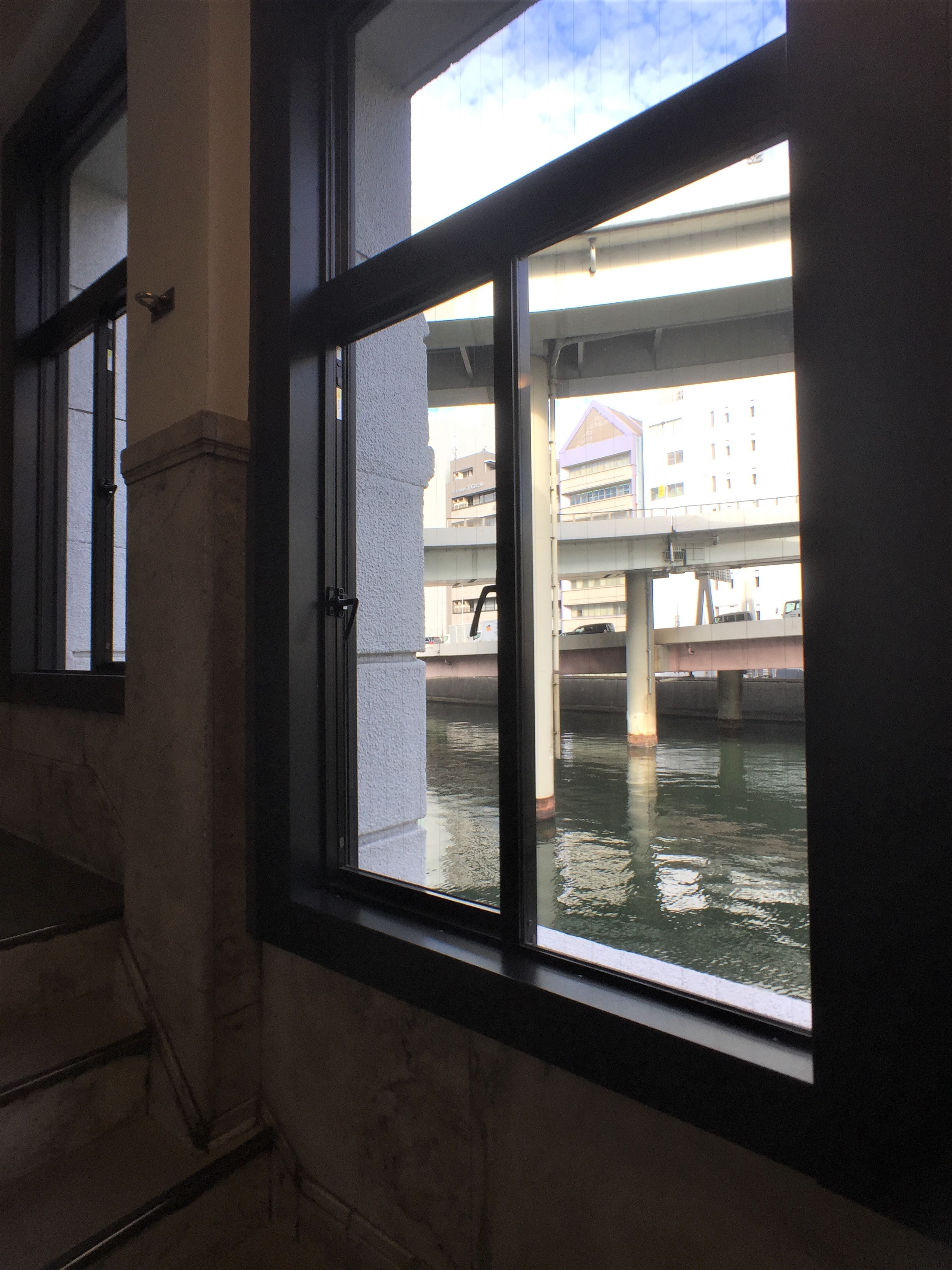 <p>リニューアルされた窓からは日本橋川が望めます。</p><p>癒し効果抜群です。</p>